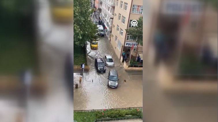 Bayburt'u sağanak vurdu! Cadde ve sokaklar göle döndü 20